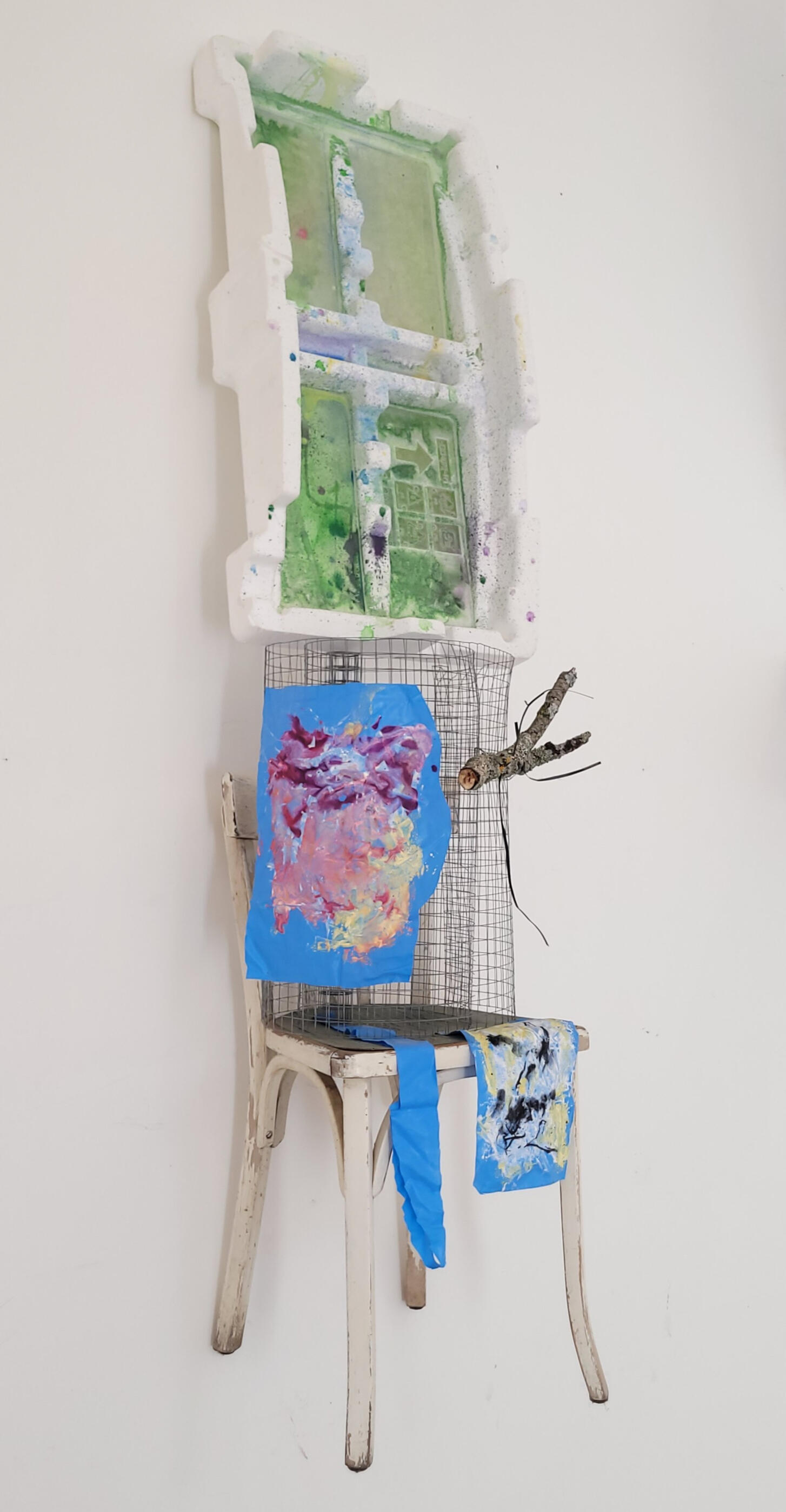 Œuvre d'ilona Tikvicki, "Super Super Position" (assemblage d'objets et de matériaux peints à l'aquarelle, polystyrène, grillage, bois, chaise, polyuréthane), 200 x 50 x 50 cm, 2025.